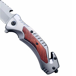 O cabo do Canivete Tático Lince em foco, com sua parte de madeira, alumínio e seus pinos de fixação