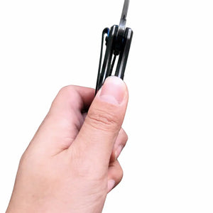 A parte de baixo do Canivete Tático Lince, mostrando seu sistema de trava