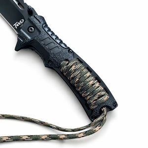 O cabo do Canivete Tático Talon em foco, com sua corda enrolada ao cabo em destaque