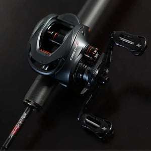 A Carretilha SEASIR Cast-X2 em foco montada sobre uma vara de pesca