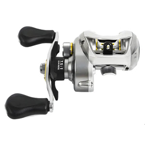 Carretilha Daiwa Aird 80 sendo apresentada de frente, com destaque para seu guia de linha e sua manivela do lado direito