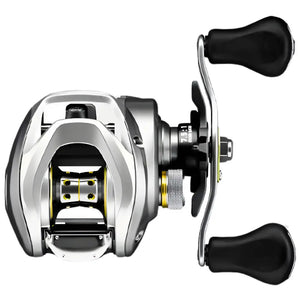 A Carretilha Daiwa Aird 80 mostrada de cima, com seu carretel aliviado e sua manivela do lado direito em foco, além de sua transmissão e seus detalhes em dourado