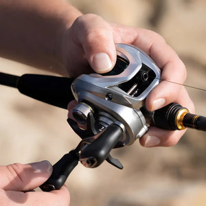 Um pescador segurando a Carretilha da Daiwa Aird 80, ele está pescando em um lago