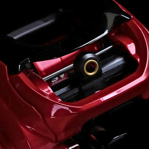 O guia de linha da Carretilha Daiwa Fuego SV CS em zoom, mostrando toda sua construção e detalhes