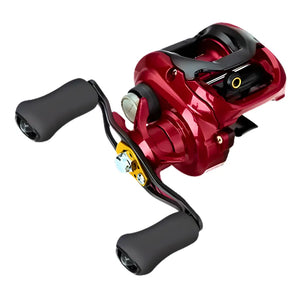 A Carretilha Daiwa Fuego SV CS mostrada do lado direito, com sua estrela da fricção e sua manivela em destaque