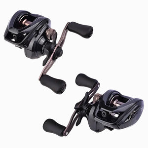 Duas Carretilha Daiwa PR100 Pro apresentada na imagem, cada uma em um ângulo diferente