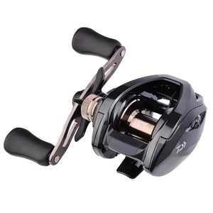 A Carretilha Daiwa PR100 Pro mostrada de costas, com destaque para a sua trava de arremesso e seu carretel em alumínio