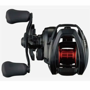Carretilha de pesca Daiwa PR100H vista de cima, com corpo na cor preta e carretel na cor vermelha
