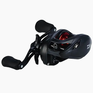 Carretilha de Pesca Daiwa PR100H do lado esquerdo com a manivela na mão direita