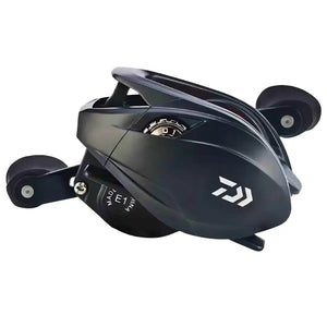 Carretilha de pesca Daiwa PR100H vista da lateral esquerda, com a marca da Daiwa e seu freio amostra
