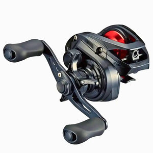 Carretilha de Pesca Daiwa PR100H vista do lado direito, com a manivela na mão direita