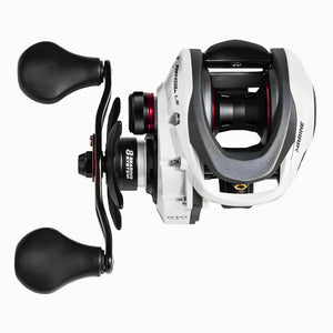 A Carretilha Marine Sports Brisa LS 8000 vista de cima, com sua manivela lateral, seu carretel e seus ajustes de freio em foco