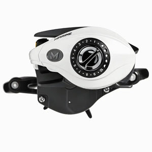 A Carretilha Marine Sports Brisa LS 8000 vista de lado, com o foco em seu ajuste de freio magnético ponto a ponto