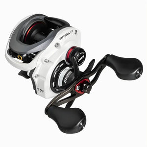 A Carretilha Marine Sports Brisa LS 8000 mostrada na diagonal, com seu manivela e sua estrela do freio em destaque