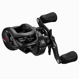 Close na Carretilha de Pesca Piscifun Carbon XCS, com sua manivela na mão esquerda