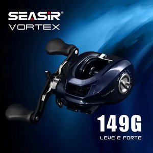Carretilha Seasir Vortex no centro, com sua marca e nome em cima e informações sobre seu peso em baixo