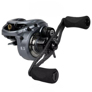 Carretilha Lince Carbon vista na diagonal, com a sua manivela na mão esquerda