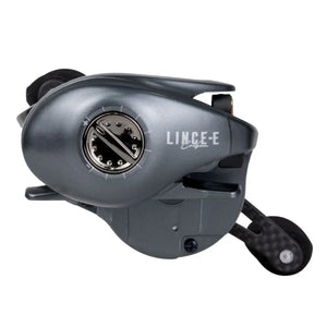 Carretilha Lince Carbon mostrada do lado direito, com seu freio centrífugo em foco