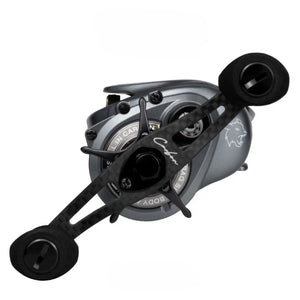 Carretilha Lince Carbon vista de lado com a sua manivela e seus pegadores em foco