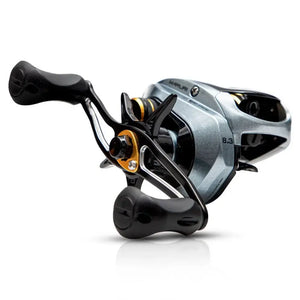 Vista da lateral direita da Carretilha Maruri Avante Slim com a sua manivela na mão direita e sua estrela amostra