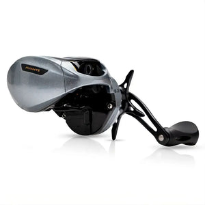 Vista da lateral direita da Carretilha Maruri Avante Slim com a sua manivela na mão esquerda