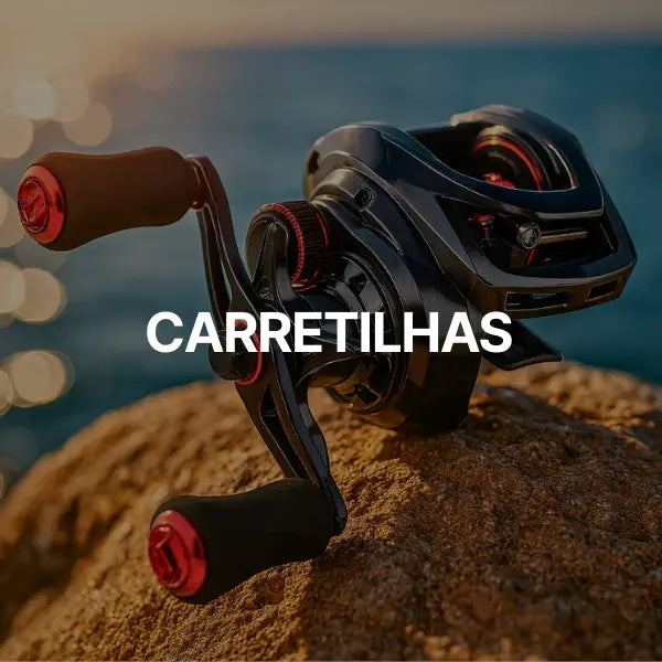 Carretilha de pesca da Shimano em cima de uma pedra na costeira, com o mar ao fundo.