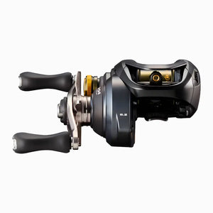 A Carretilha Shimano Curado vista de frente, com destaque para seu guia de linha dourado e sua manivela do lado direito, além de sua velocidade de recolhimento gravada na frente da carretilha