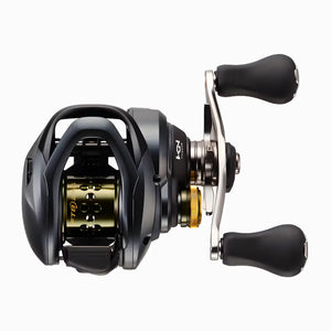 A Carretilha Shimano Curado vista de cima, com destaque para seu carretel aliviado na cor bronze, sua manivela do lado direito e seus pegadores emborrachados