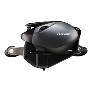 A lateral esquerda da Carretilha Shimano Curado em zoom, com seu nome gravado na tampa lateral