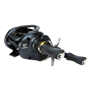 Detalhes da Carretilha Shimano Curado, como a escrita "BFS XG" gravada em sua lateral, além do nome Shimano em destaque logo abaixo, também é possível ver seus pegadores emborrachados