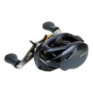 A Carretilha Shimano Curado vista de lado, com a escrita "Curado" gravada em sua tampa lateral, além de mostrar seu ajuste de freio