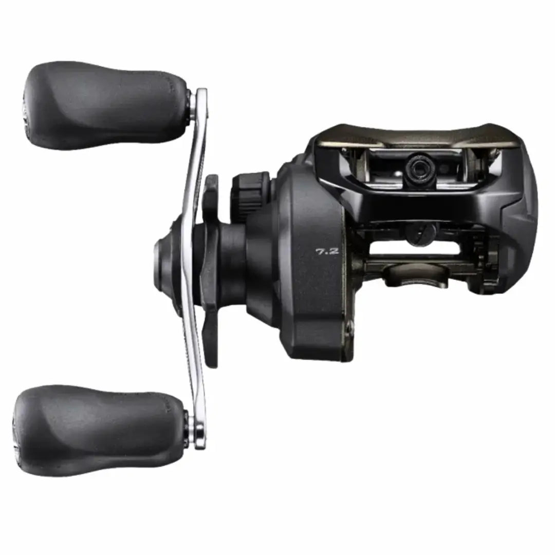 Frente da Carretilha Shimano New Caius HG, mostrando seu recolhimento 7.2:1 e suas manivela em alumínio