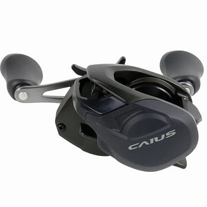 Carretilha da Shimano New Caius HG sendo mostrada do lado esquerdo, com sua manivela na mão direita