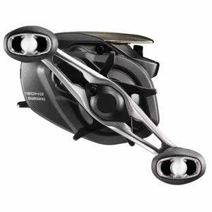 Carretilha da Shimano New Caius HG com a manivela na mão direita em destaque