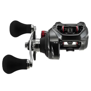 A Carretilha Shimano Scorpion vista de frente, com destaque para seu guia de linha em formato de O, e também sua velocidade de recolhimento gravada na frente da carretilha