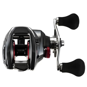 A Carretilha Shimano Scorpion mostrada de cima, com destaque para seu carretel na cor preta, sua manivela e seu ajuste fino