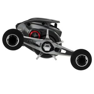 Vista lateral da Carretilha Shimano Scorpion, com foco em sua manivela aliviada, sua estrela da fricção e seus pegadores em EVA