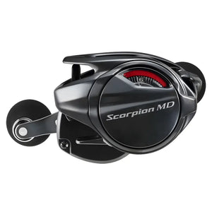 A Carretilha Shimano Scorpion apresentada de lado, com destaque para seu nome gravado na tampa lateral e sua regulagem de freio