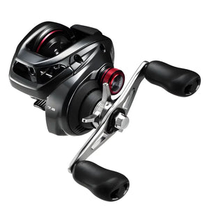 A Carretilha Shimano Scorpion vista na diagonal, com destaque para sua manivela prateada, sua estrela para regular a fricção e seu ajuste fino pintado em vermelho