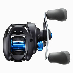 A Carretilha Shimano SLX sendo apresentada de cima, com destaque para seu carretel e seu ajuste fino, ambos na cor azul, também é possível ver sua manivela do lado direito