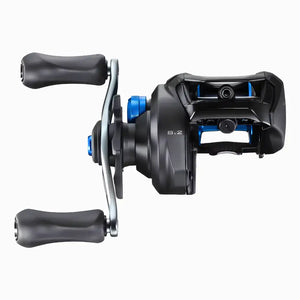 Visão frontal da Carretilha Shimano SLX, com destaque para seu guia de linha em formato redondo e sua transmissão de 8.2:1