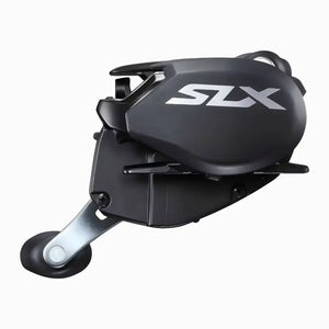 A Carretilha Shimano SLX mostrada de lado, com seu nome gravado em prata na tampa lateral da carretilha