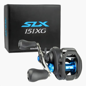 A Carretilha Shimano SLX em foco, na parte de trás é possível ver sua caixa com o nome "SLX" e a marcha Shimano gravadas na caixa que acompanha a carretilha