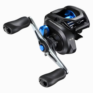 A Carretilha Shimano SLX de lado, com sua manivela e sua estrela da fricção em foco