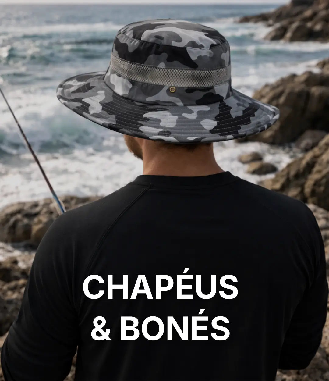 Um pescador de costas pescando na costeira de uma praia, usando um chapéu de pesca camuflado e uma camisa preta, abaixo tem uma escrita