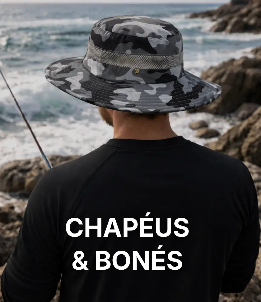 Um pescador de costas pescando na costeira de uma praia, usando um chapéu de pesca camuflado e uma camisa preta, abaixo tem uma escrita