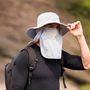 O Chapéu de Pesca Expedition Pro com proteção UV na cor cinza claro sendo usado por um pescador, ele cobre seu rosto e nuca com o protetor do chapéu