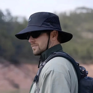 O Chapéu de Pesca Zanter Air Trek preto visto de lado e sendo usado por um pescador ao ar livre