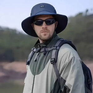 Pescador mostrado de frente e usando o Chapéu de Pesca Zanter Air Trek na cor azul