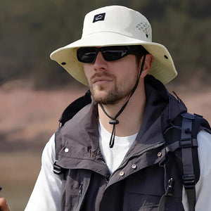 Chapéu de Pesca Zanter Air Trek bege com aba larga sendo usado por um pescador